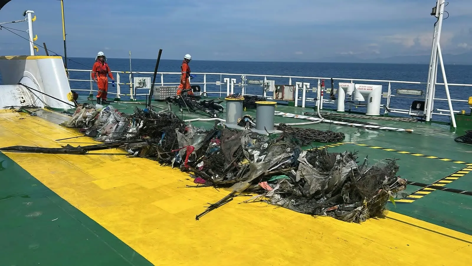 Submarine cable recovery: the full debris mass laid out on the foredeck