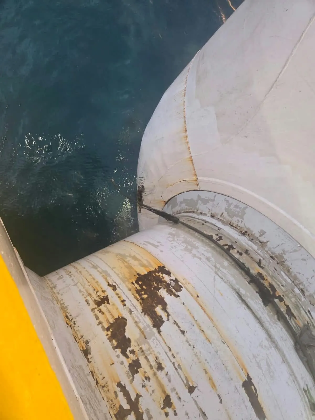 Submarine cable recovery: cable running over the sheave
