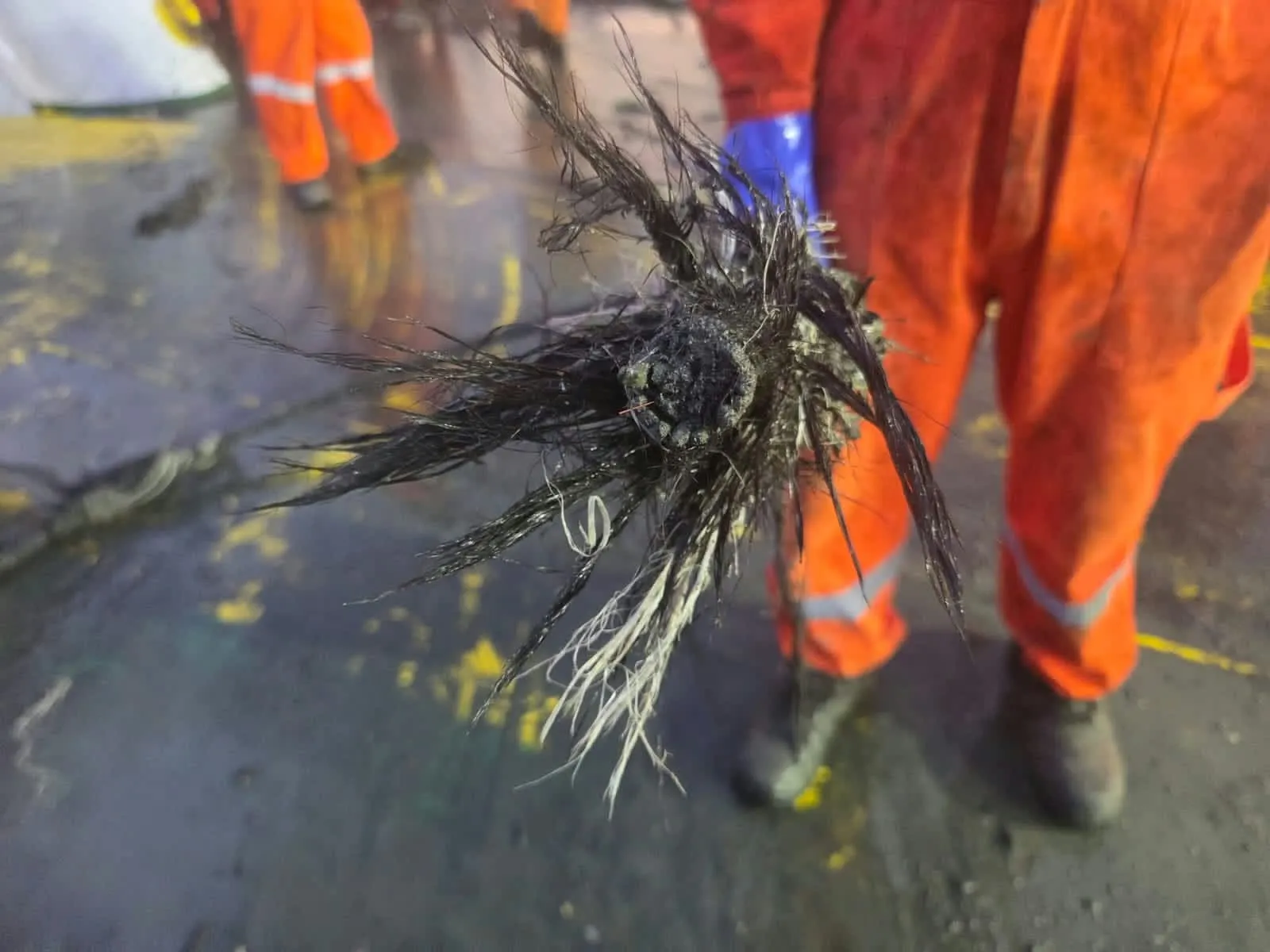Submarine cable recovery: cable end held up for checking